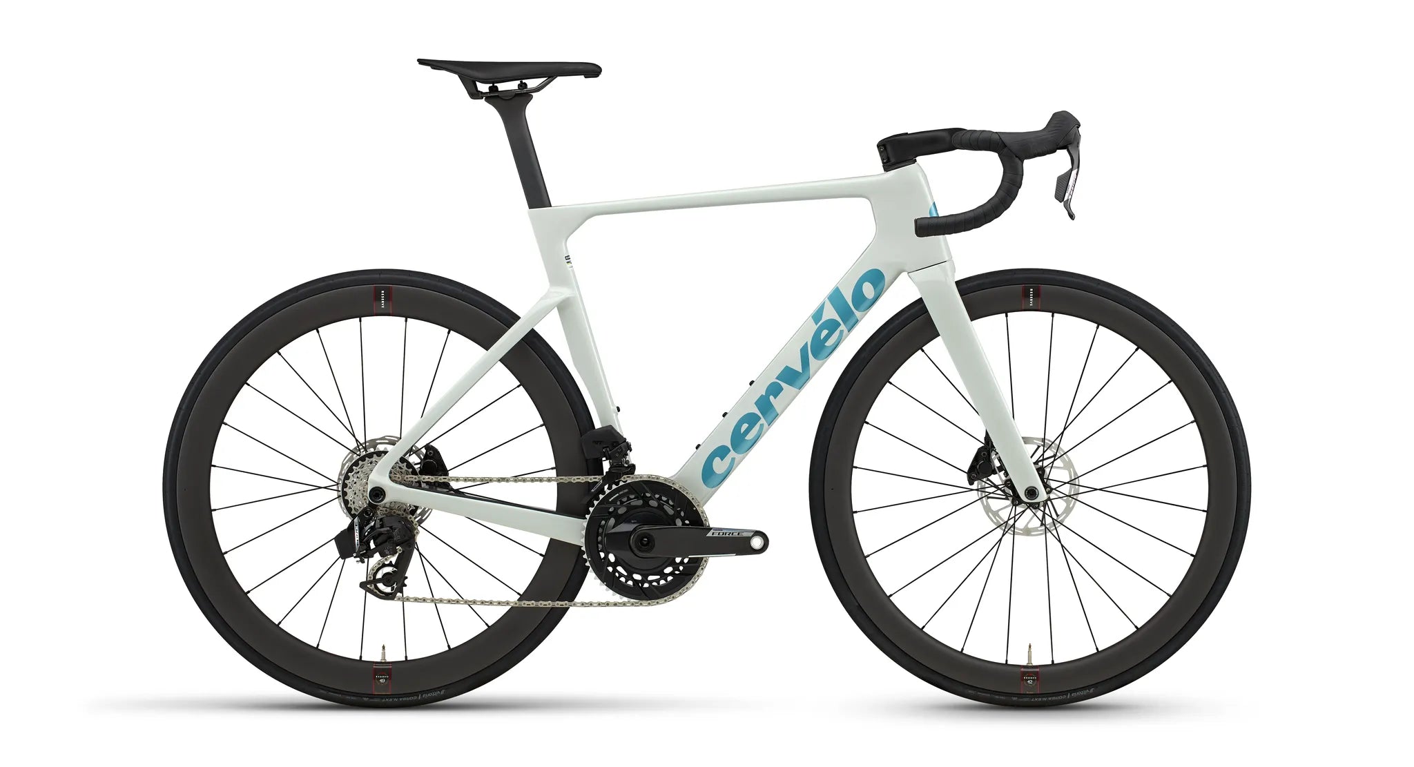 Weißes Cervélo Rennrad mit Aero-Rahmen und Scheibenbremsen, ideal für Straßenrennen und sportliche Fahrer.
