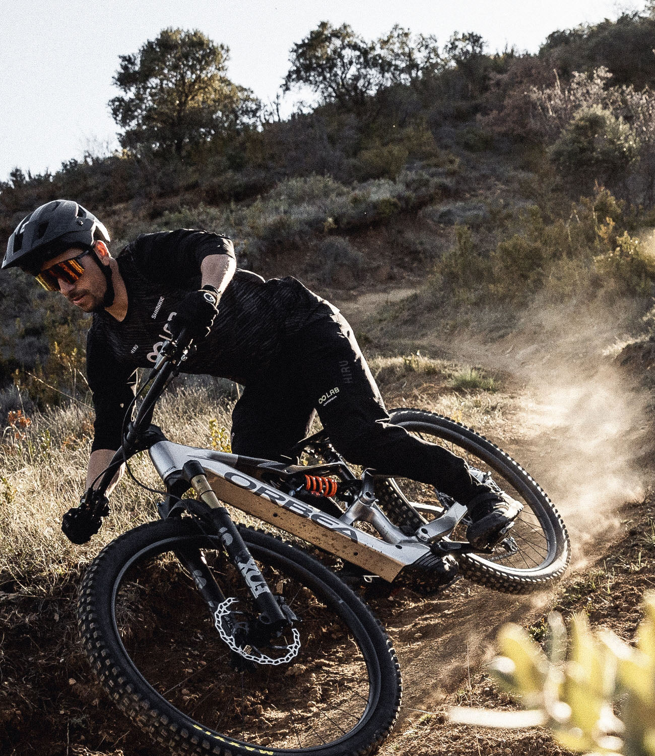 Mountainbiker auf kurviger Strecke mit Orbea-Fahrrad, ideal für Offroad-Abenteuer und sportliche Fahrer.