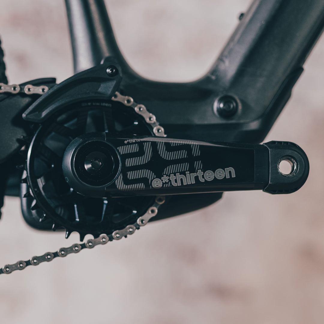 E*thirteen Fahrradkurbel in Schwarz, Teil eines Mountainbike-Antriebs, geeignet für sportliche Fahrräder.