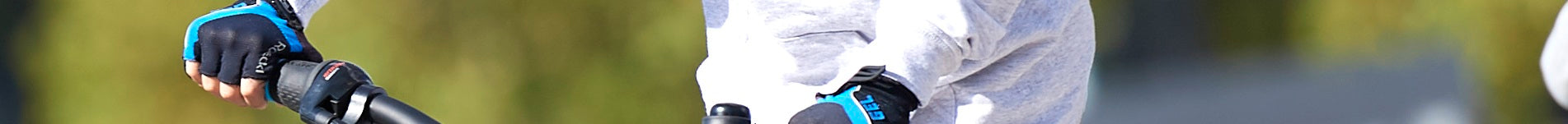 Kind trägt blau-schwarze Fahrradhandschuhe und hält den Lenker. Ideal für junge Radfahrer, passend für 4-5 Jahre.