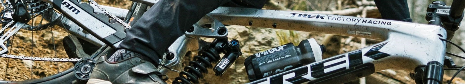 Trek Slash Mountainbike, silbernes und schwarzes Design, geeignet für Offroad-Abenteuer und sportliche Fahrer.