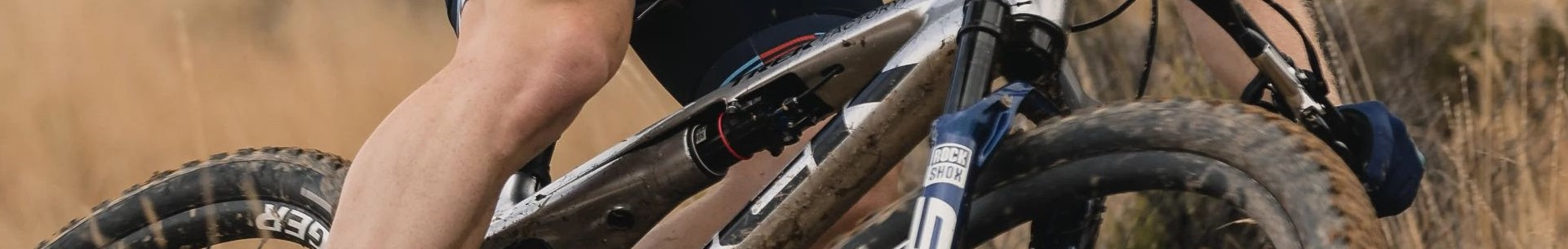 Mountainbiker auf schlammiger Strecke mit Trek Supercaliber Fahrrad, geeignet für Offroad-Abenteuer und sportliche Fahrer.