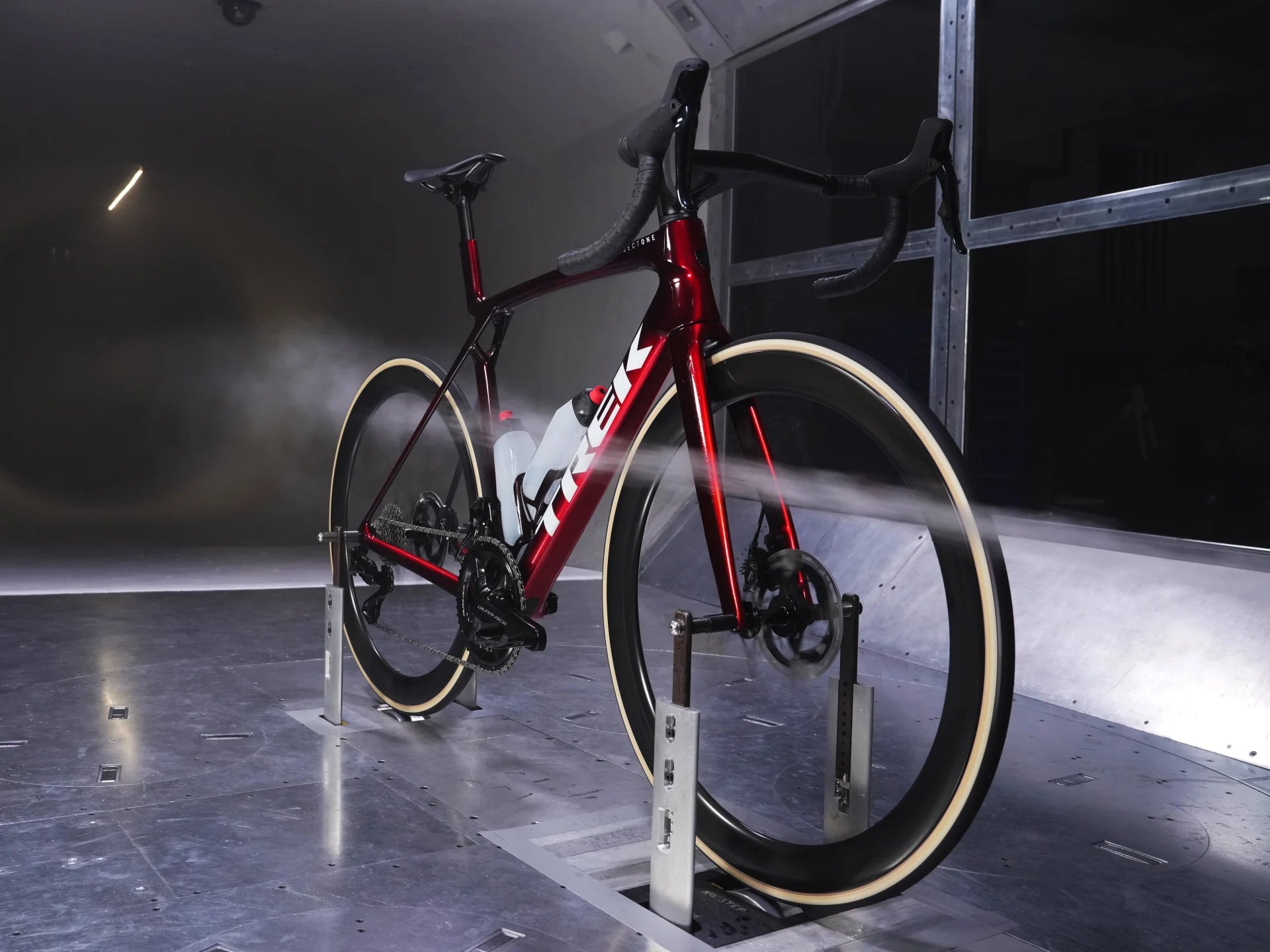Trek Madone Rennrad im Windkanal, rot, für Aerodynamiktests, geeignet für Radsport-Enthusiasten und Profis.