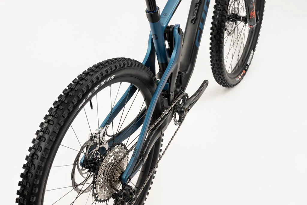 Ghost Riot Trail Full Party carbon/met. Blue -matt 2023 - Liquid-Life