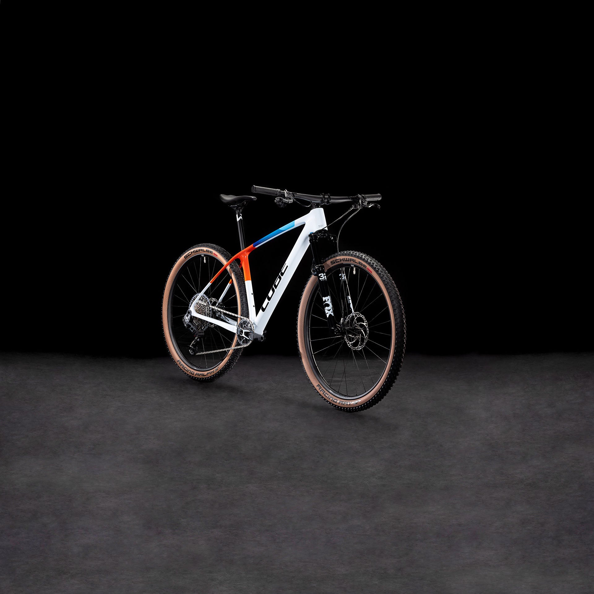 Cube Reaction Mountainbike, schwarz-weiß mit farbigen Akzenten, für Offroad-Abenteuer.
