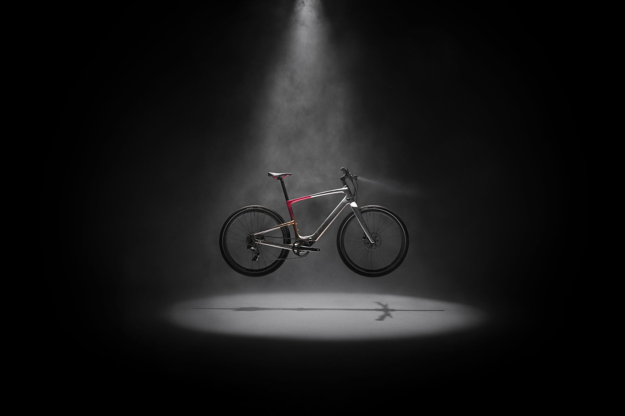 Schwebendes E-Bike Specialized Turbo Vado im Spotlight, ideal für urbane Pendler und Freizeitfahrten.