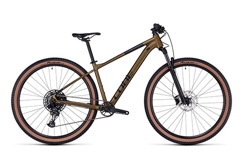 Cube Acid Mountainbike in Braun, stylisches Design mit robustem Rahmen und breiten Reifen für Geländeabenteuer.