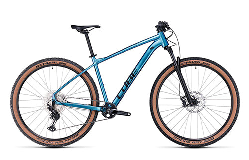 Blaues Cube Reaction Mountainbike mit Scheibenbremsen und groben Reifen, ideal für Geländefahrten.