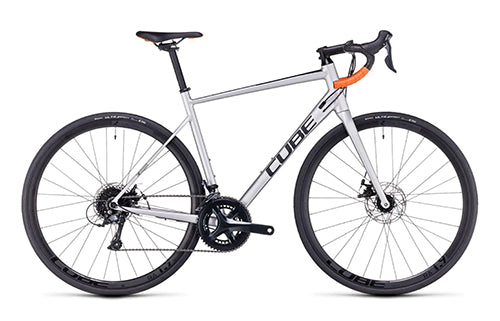 Silbernes Cube Rennrad mit schwarzen und orangenen Details, geeignet für sportliche Radtouren.