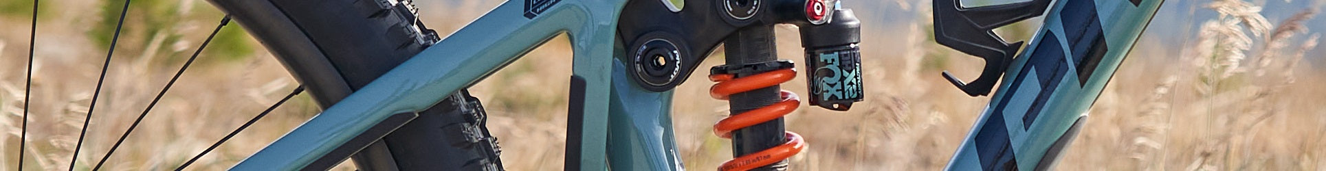 Detailansicht von einem Pivot Mach 6 Mountainbike mit Fox Dämpfer, geeignet für anspruchsvolle Offroad-Touren.