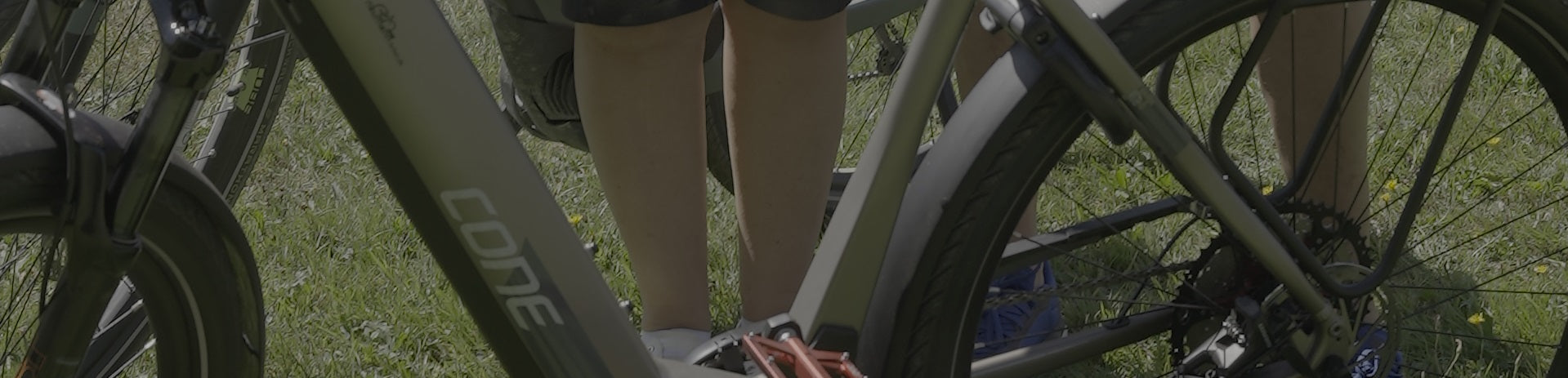 Graues Cone Fahrrad, seitlich fotografiert auf Rasen. Geeignet für Freizeitaktivitäten oder Fitness-Enthusiasten.