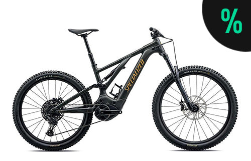 Schwarzes Specialized Mountainbike mit goldener Aufschrift, vollgefedert, geeignet für Trail-Fahrten. Prozentzeichen oben rechts.