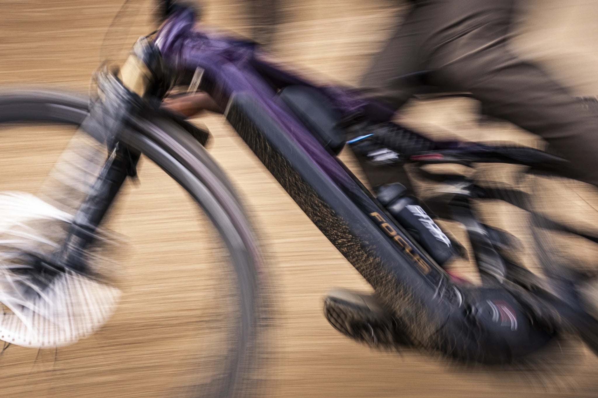Verschwommenes Bild eines Fokus E-MTB Sam² im Einsatz, ideal für Mountainbike-Enthusiasten und Offroad-Fahrten.