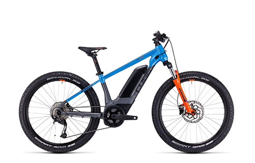 Blaues Cube Kinder-E-Bike mit oranger Gabel, robustem Rahmen und geländetauglichen Reifen für junge Radfahrer.