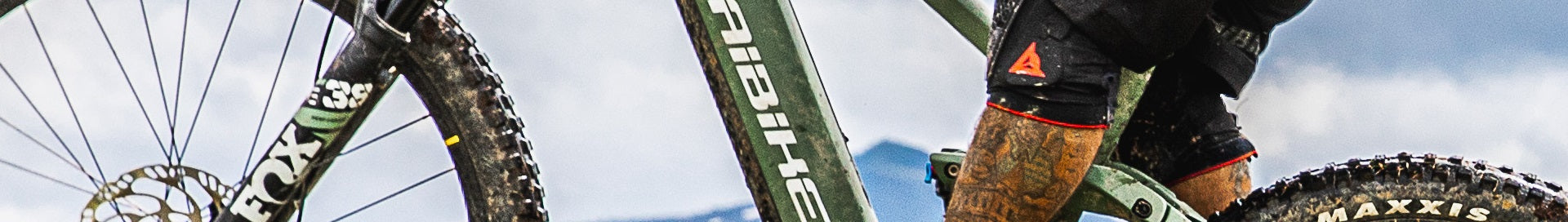 Haibike E-Mountainbike im Einsatz, Mountainbiker auf schlammigem Weg, Fokus auf Rahmen und Reifen.