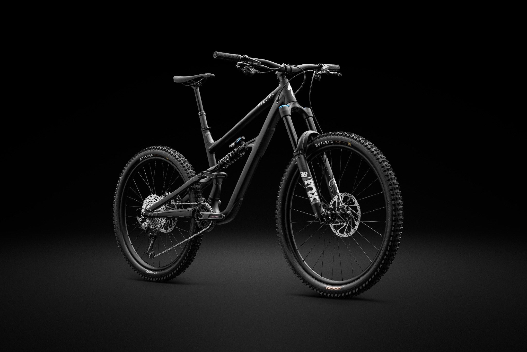 Schwarzes Mountainbike, vollgefedert, Fox-Gabel, geeignet für Offroad-Trails, geeignet für erfahrene Radfahrer.