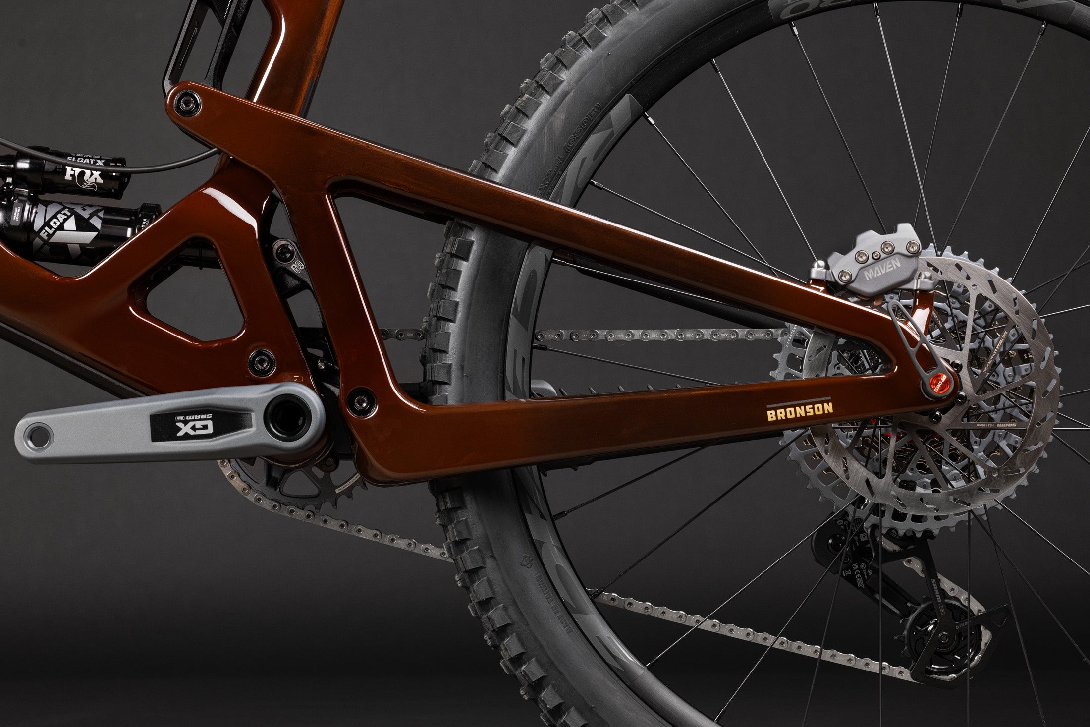 Detailansicht des Santa Cruz Bronson Mountainbike-Hinterrads mit Federung, Scheibenbremse und Kettenschaltung.