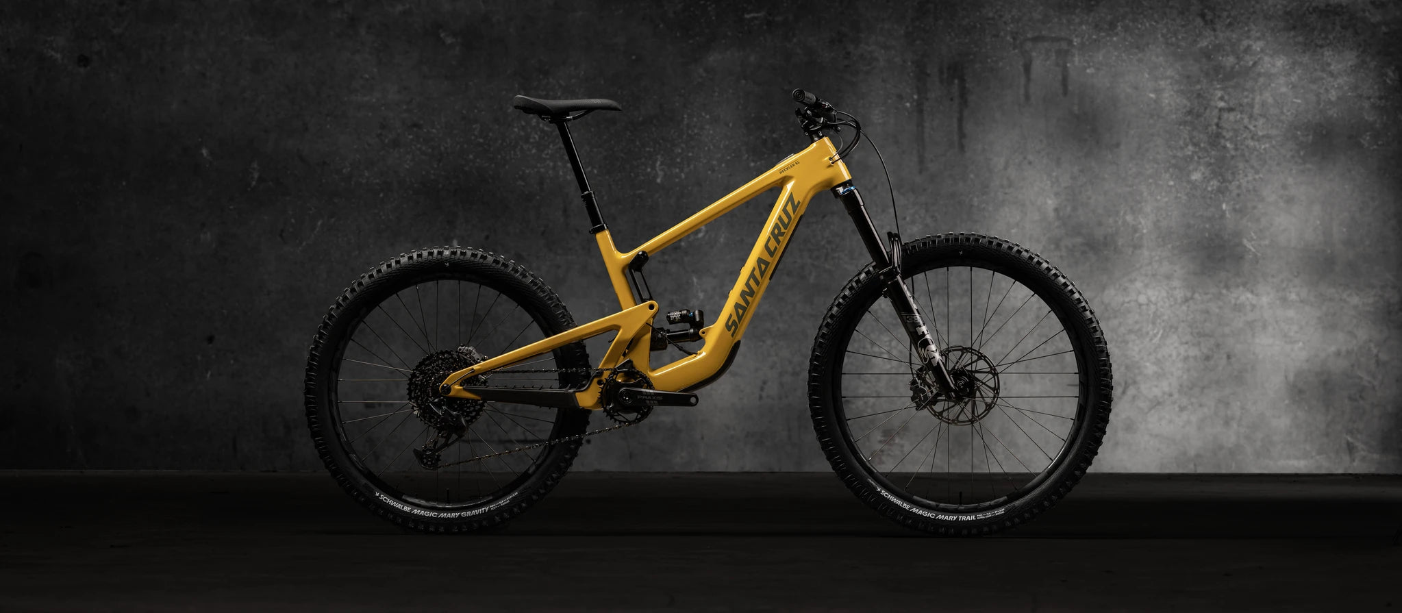Gelbes Santa Cruz Mountainbike vor grauem Hintergrund, geeignet für Offroad-Abenteuer.