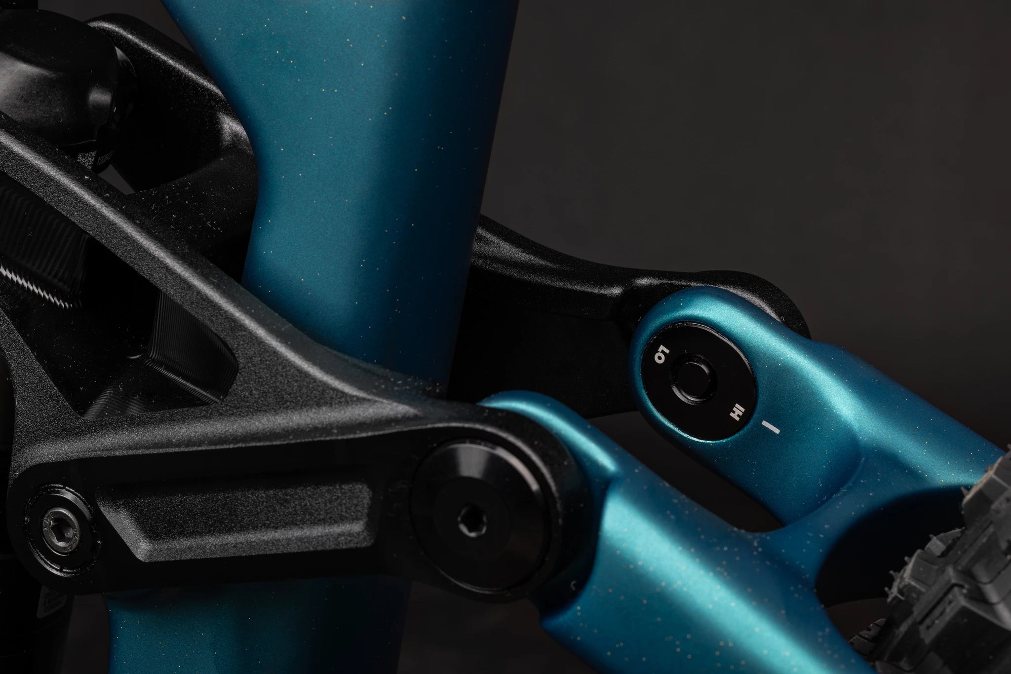 Nahaufnahme eines schwarzen und blauen Fahrradrahmens mit Einstellknopf; Modell: Santa Cruz Bullit.