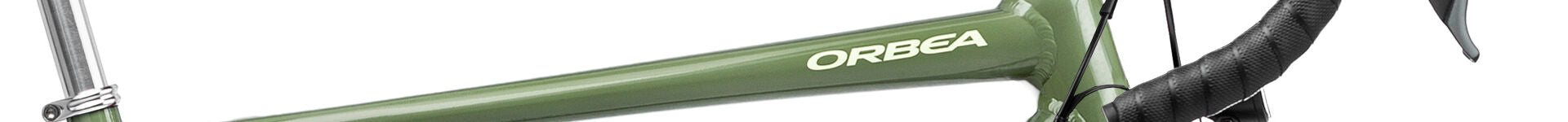 Grüner Fahrradrahmen mit "Orbea"-Logo und schwarzen Lenkergriffen, geeignet für urbane Radfahrer.