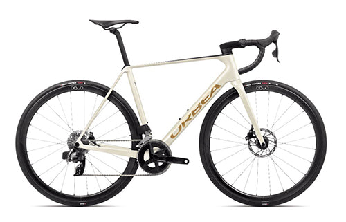Orbea Orca Rennrad in cremeweiß mit schwarzem Sattel und Lenker, geeignet für Radrennsport und sportliche Radfahrer.