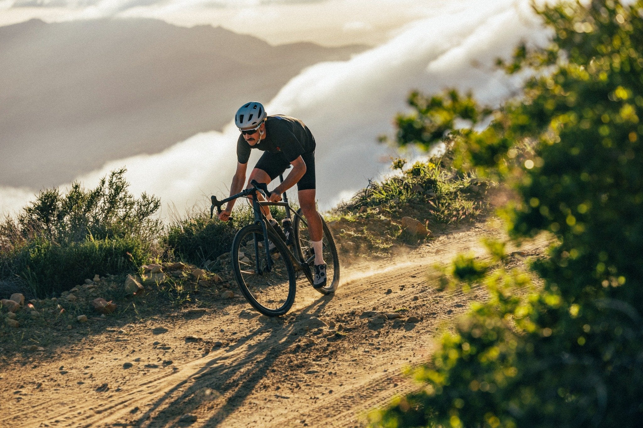 Radfahrer in bergiger Landschaft auf einem Specialized Crux Gravelbike. Ideal für Off-Road-Enthusiasten.