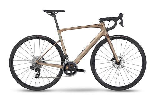 Rennrad von BMC, Modell Roadmachine, mit braunem Rahmen und Scheibenbremsen, ideal für Straßenfahrten.