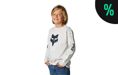 Kind trägt graues Langarmshirt mit Fuchslogo, scheinbar von Markensymbol. Lässig für Freizeitkleidung geeignet.
