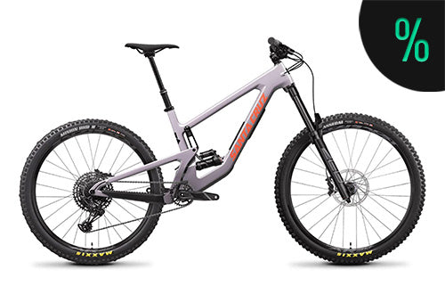Mountainbike von Santa Cruz, Modell in Grau mit schwarzem Zubehör, geeignet für Offroad-Abenteuer.
