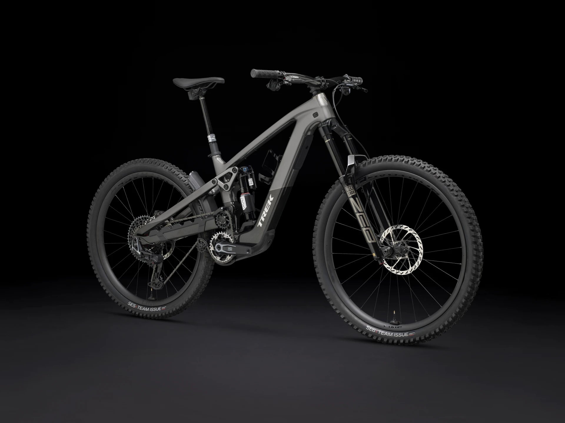 Am Bild ist ein Trek-SLASH E-Mountainbike zu sehen, ideal für anspruchsvolle Geländetouren, in dunklem Design.