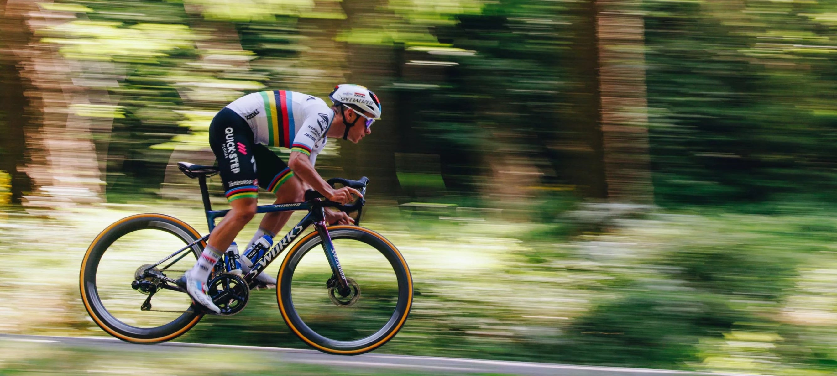Radfahrer auf Specialized S-Works Rennrad in Aktion im Grünen, geeignet für ambitionierte Radsportler und Profis.