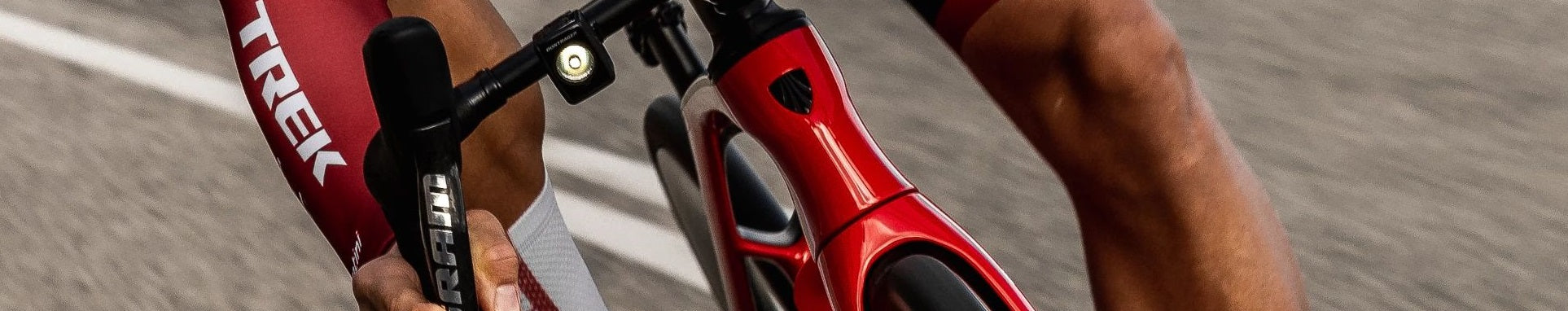 Nahaufnahme eines roten Trek-Rennrads mit SRAM-Lenker, ideal für leidenschaftliche Straßenradfahrer.