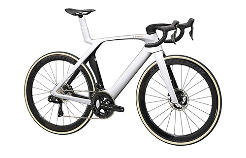 Weißes Trek-Rennrad mit schwarzem Sattel und Rennlenker, geeignet für Straßenrennen und passionierte Radfahrer.