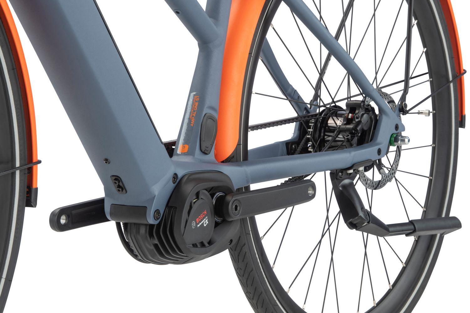 Elektrisches Fahrrad mit Bosch-Antrieb, grau mit orangen Akzenten, gezeigt im Hinterrad- und Motorbereich.