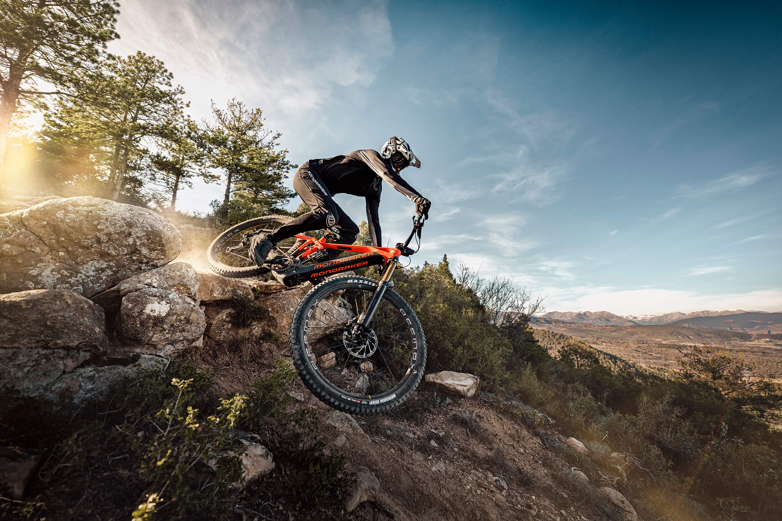 Mountainbiker auf Gelände mit Mondraker E-Mountainbike. Vollgefederter Rahmen, ideal für anspruchsvolle Abfahrten.