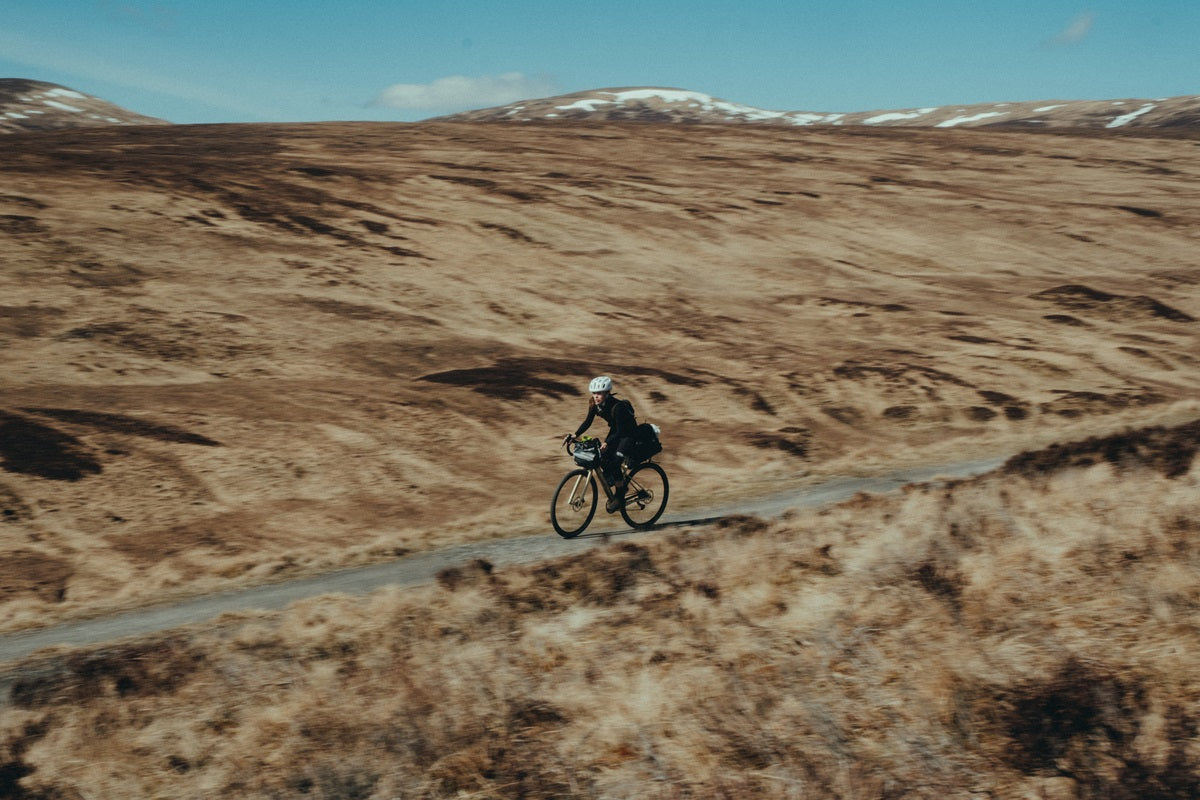 Radfahrer auf Gravelbike in hügeliger Landschaft, Sammlung focus-gravel. Ideal für Abenteuer und Offroad-Touren.