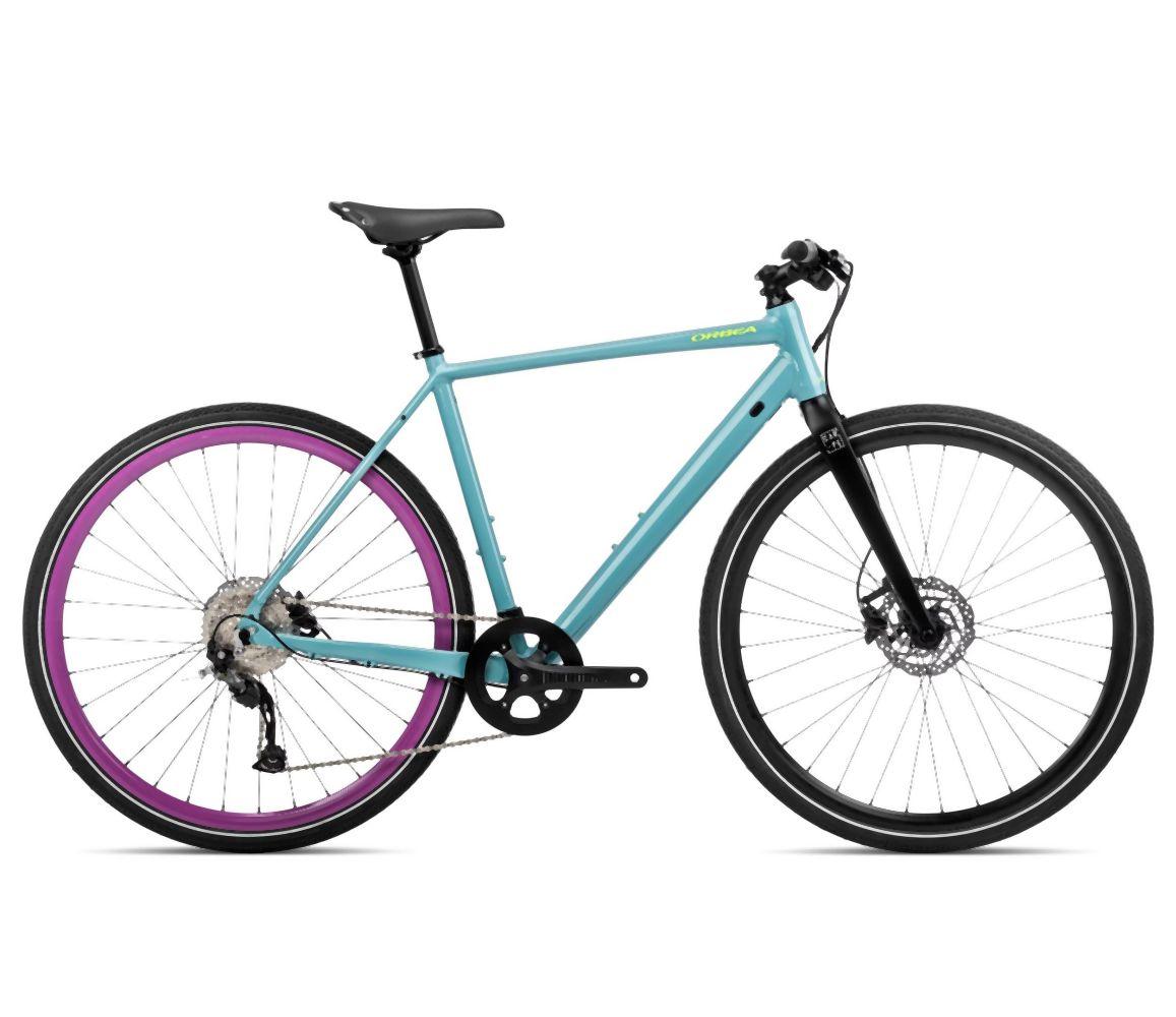 Orbea Carpe: Urbanes Fahrrad in Hellblau mit lila Hinterradfelge, ideal für Stadtpendler, schwarze Gabel und Sattel.
