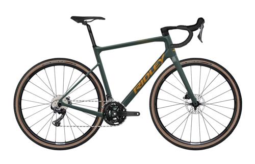 Grünes Ridley Astr Rennrad mit braunen Reifen und Scheibenbremsen, ideal für Straßen- und Geländefahrten.