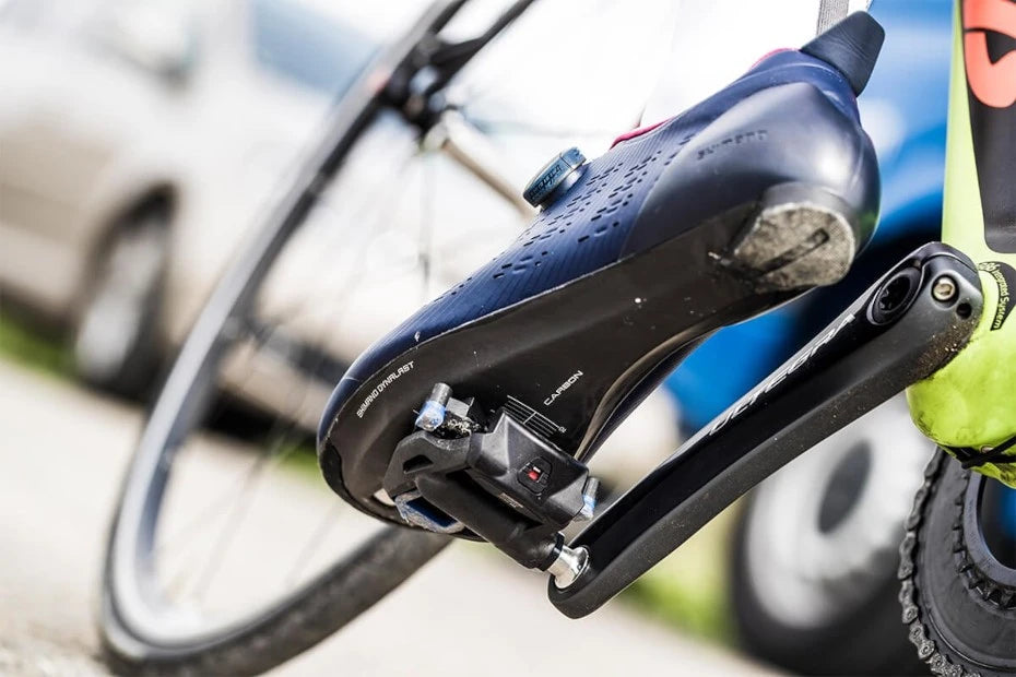 Rennradpedal mit einem Fahrradschuh eingeklickt, für sportliche Fahrer; Marke oder Modell nicht erkennbar.