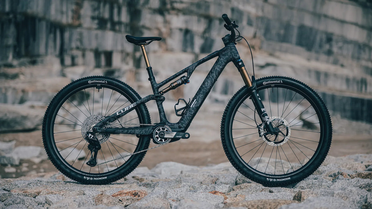 CUBE AMS HYBRID ONE44 C:68X SLT 400X
, robuste Vollfederung, geeignet für Offroad-Touren, mit Continental-Reifen.