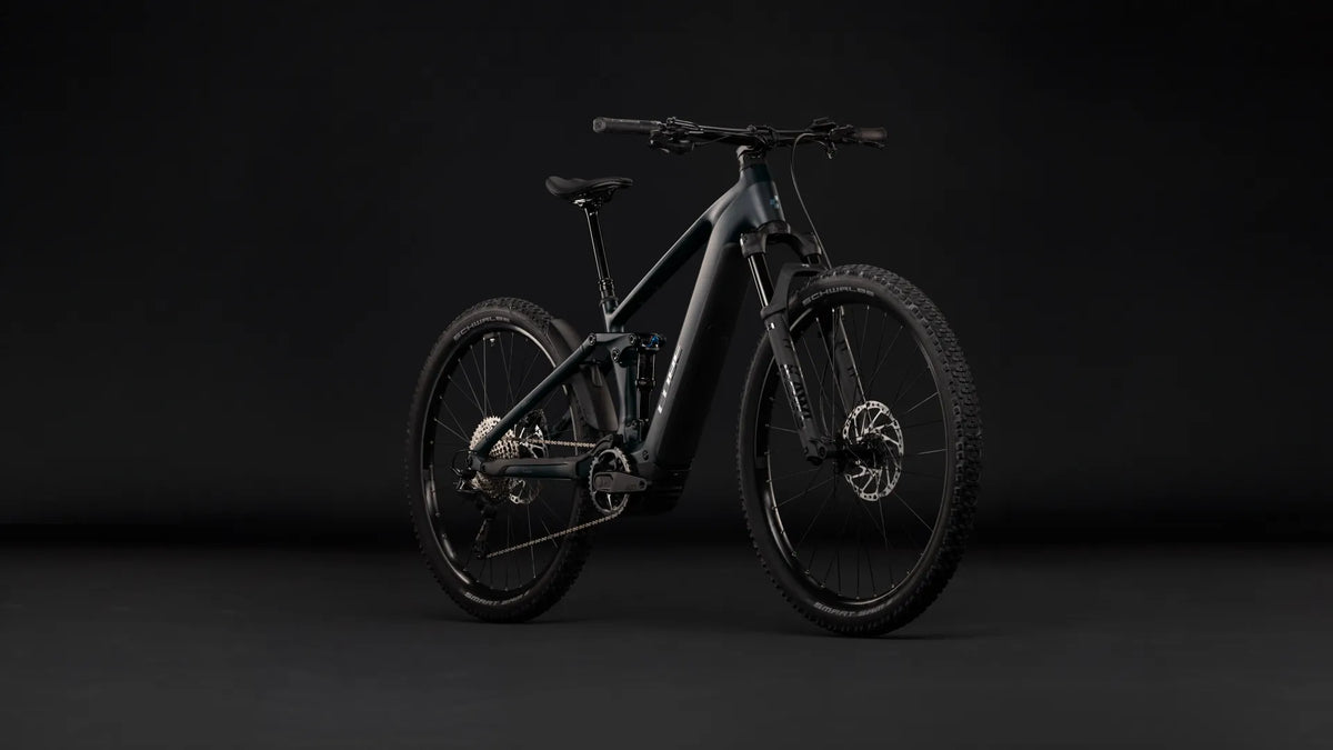 Schwarzes Cube STEREO HYBRID ONE22 SLX 800 E-Mountainbike mit robuster Federung und Scheibenbremsen, ideal für Offroad-Abenteuer.