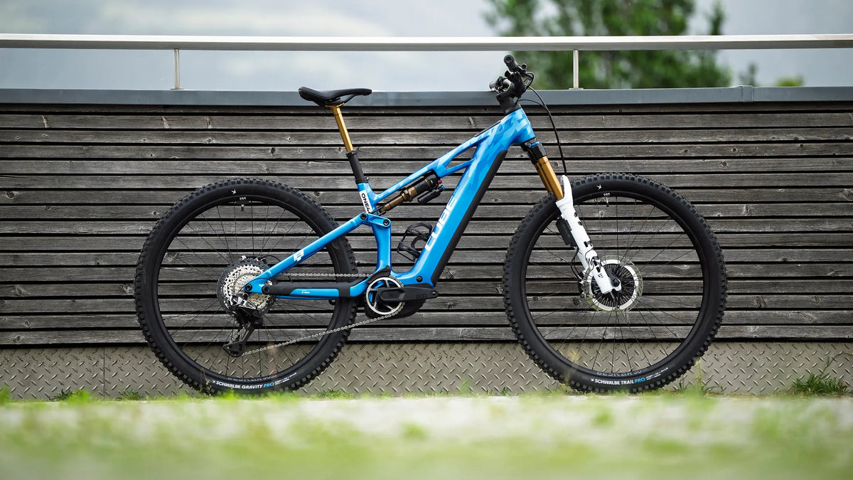 Blaues Cube STEREO HYBRID ONE44 HPC AT 800
E-MTB mit dick profilierten Reifen, vollgefedert, für Offroad-Abenteuer. Ideal für Mountainbiker.