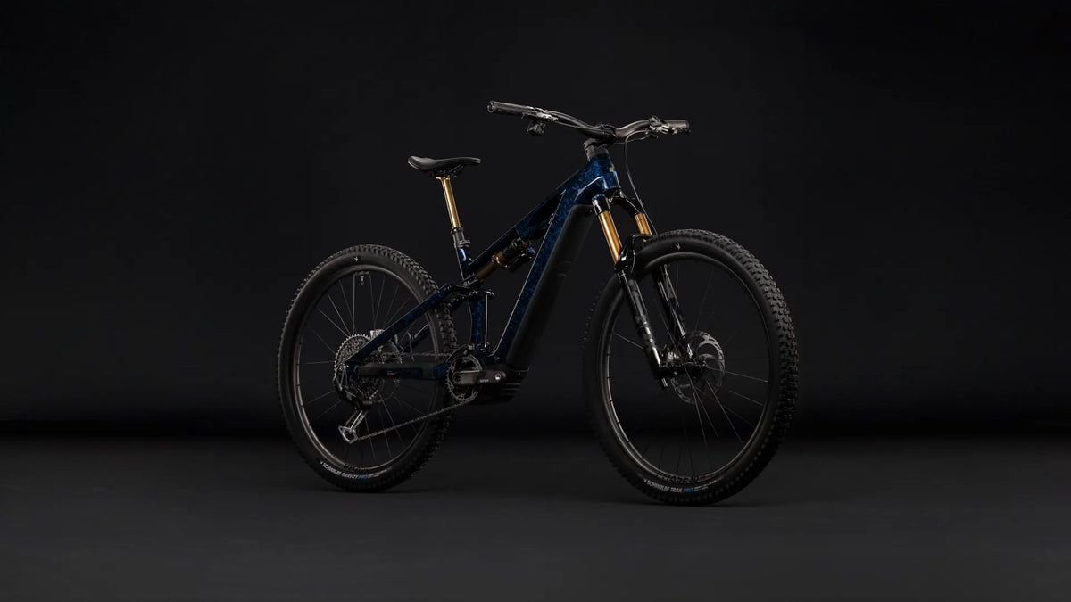 CUBE STEREO HYBRID ONE44 HPC SLT 800
E-MTB mit Vollfederung und dicken Reifen in seitlicher Ansicht, geeignet für Offroad-Touren, keine Marke erkennbar.
