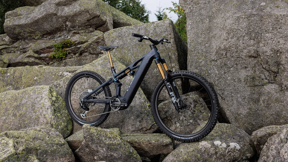 Schwarzes Cube STEREO HYBRID ONE77 HPC SLT 800
auf Felsen, ideal für Offroad-Abenteuer und Outdoor-Enthusiasten. Modell: Stereo Hybrid.