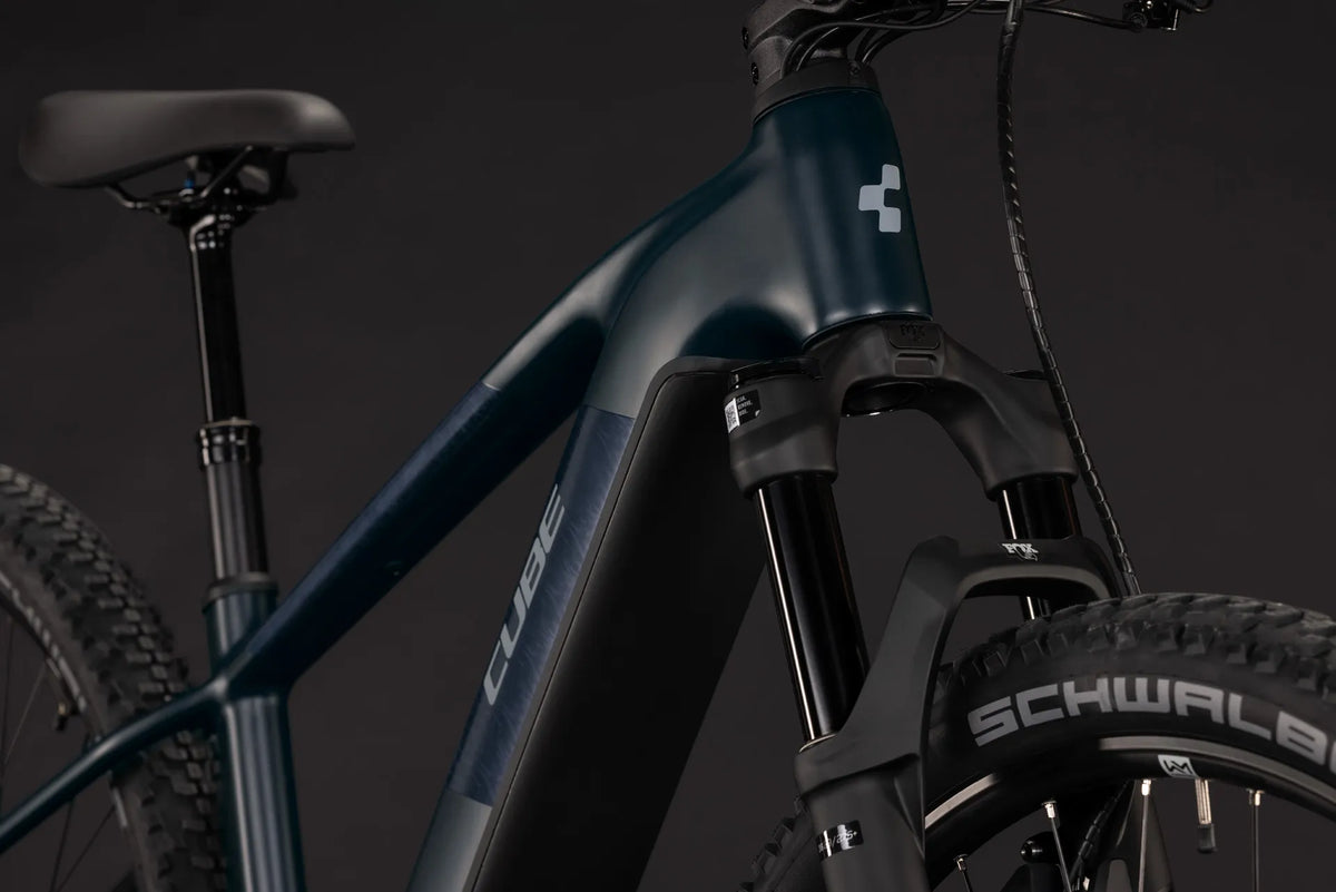CUBE REACTION HYBRID SLT 800
in Dunkelblau, ideal für Offroad-Touren, robuste Federgabel, Schwalbe Reifen für optimalen Grip.