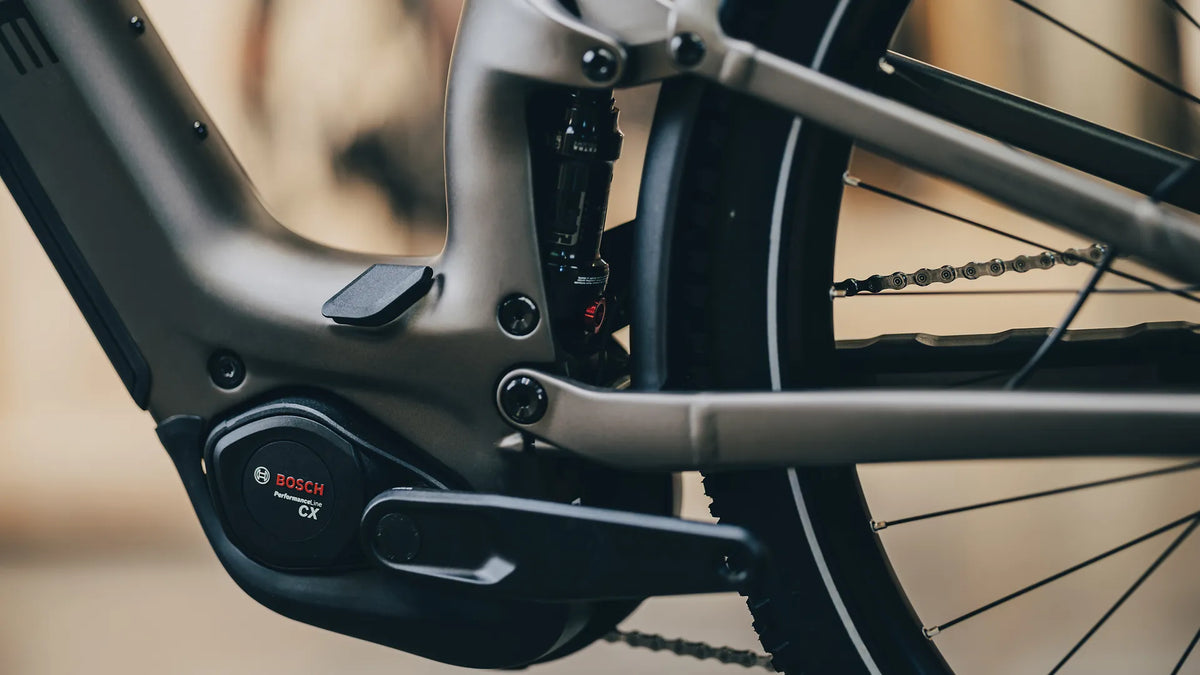 Teil eines CUBE NURIDE HYBRID ONE11 HPC SLX 800 mit Bosch Performance Line CX-Motor und Federung, geeignet für E-Mountainbikes.