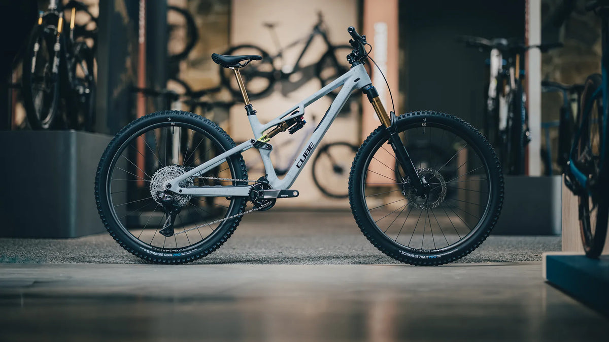 Hochwertiges Cube STEREO C:62 SLT
, silber, im Fahrradladen ausgestellt. Ideal für Mountainbike-Enthusiasten.