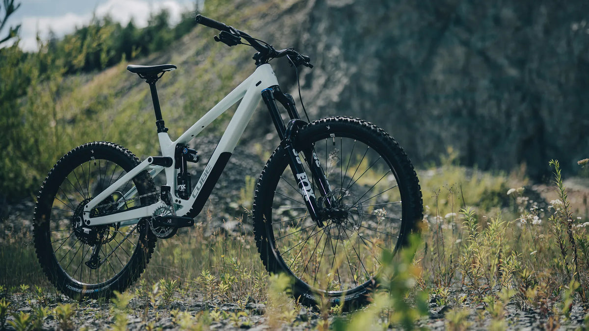 Mountainbike Cube FRITZZ C:62 SUPER TM
vor felsiger Kulisse im Gras, ideal für Outdoor-Enthusiasten und Abenteurer.