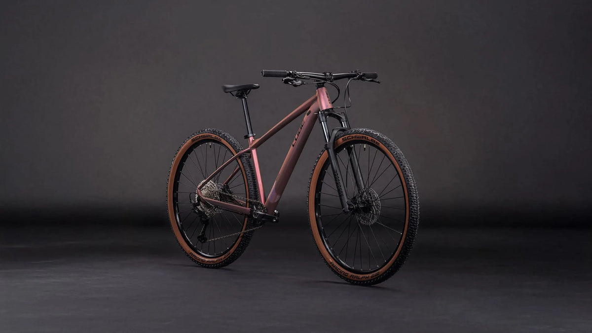 Cube Reaction HPA mit braunen Reifen von Schwalbe, robustes Design für Geländefahrten. Ideal für Outdoor-Abenteuer.