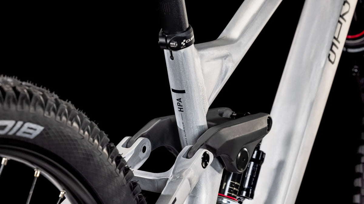 Detailaufnahme eines Cube TWO15
RACE 27.5 Rahmens aus Aluminium mit Dämpfer und Hinterradreifen, geeignet für Offroad-Touren.